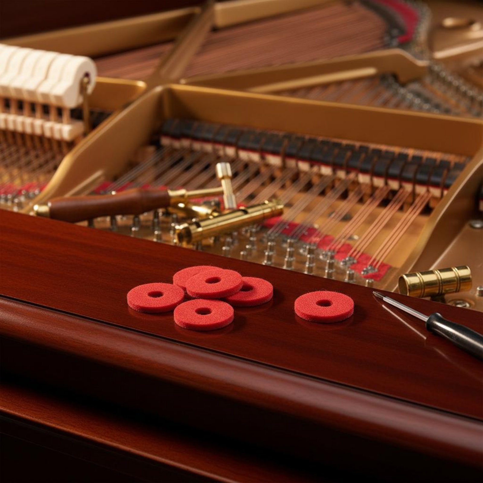 A Musical Instrument With Keys - Kırmızı Piyano Tuşu Yıkayıcı Küçük Yuvarlak